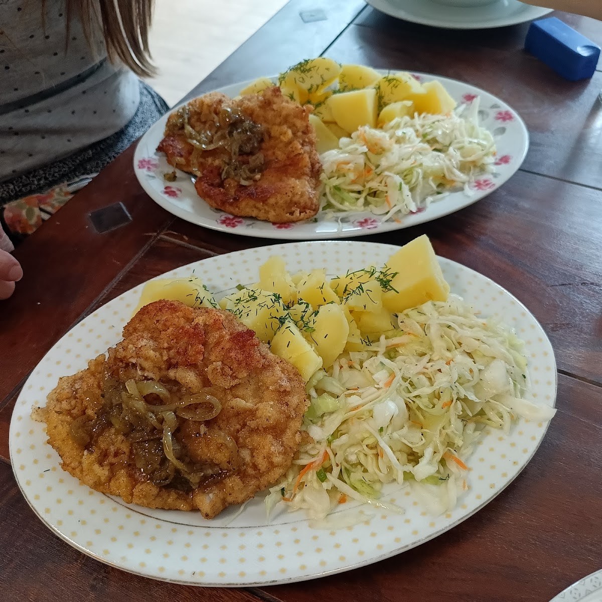 Domowy obiad u Hipolita: kotlet, ziemniaki z koperkiem i surówka