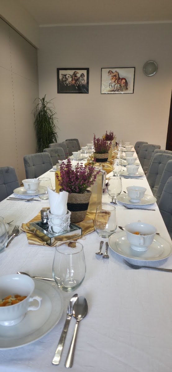 Sala Bistro u Hipolita przygotowana na przyjęcie, z nakrytym wspólnym stołem